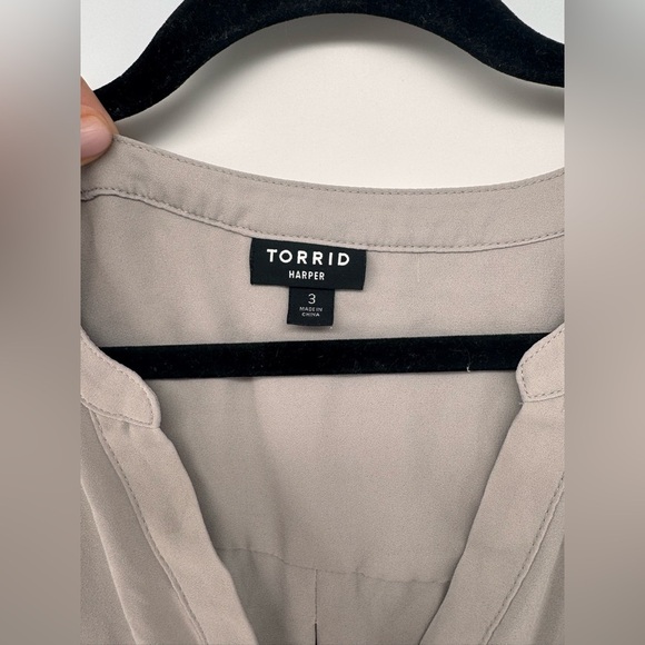 Torrid Harper Gray Button Down Feather Blouse Size 3 - Picture 2 of 6